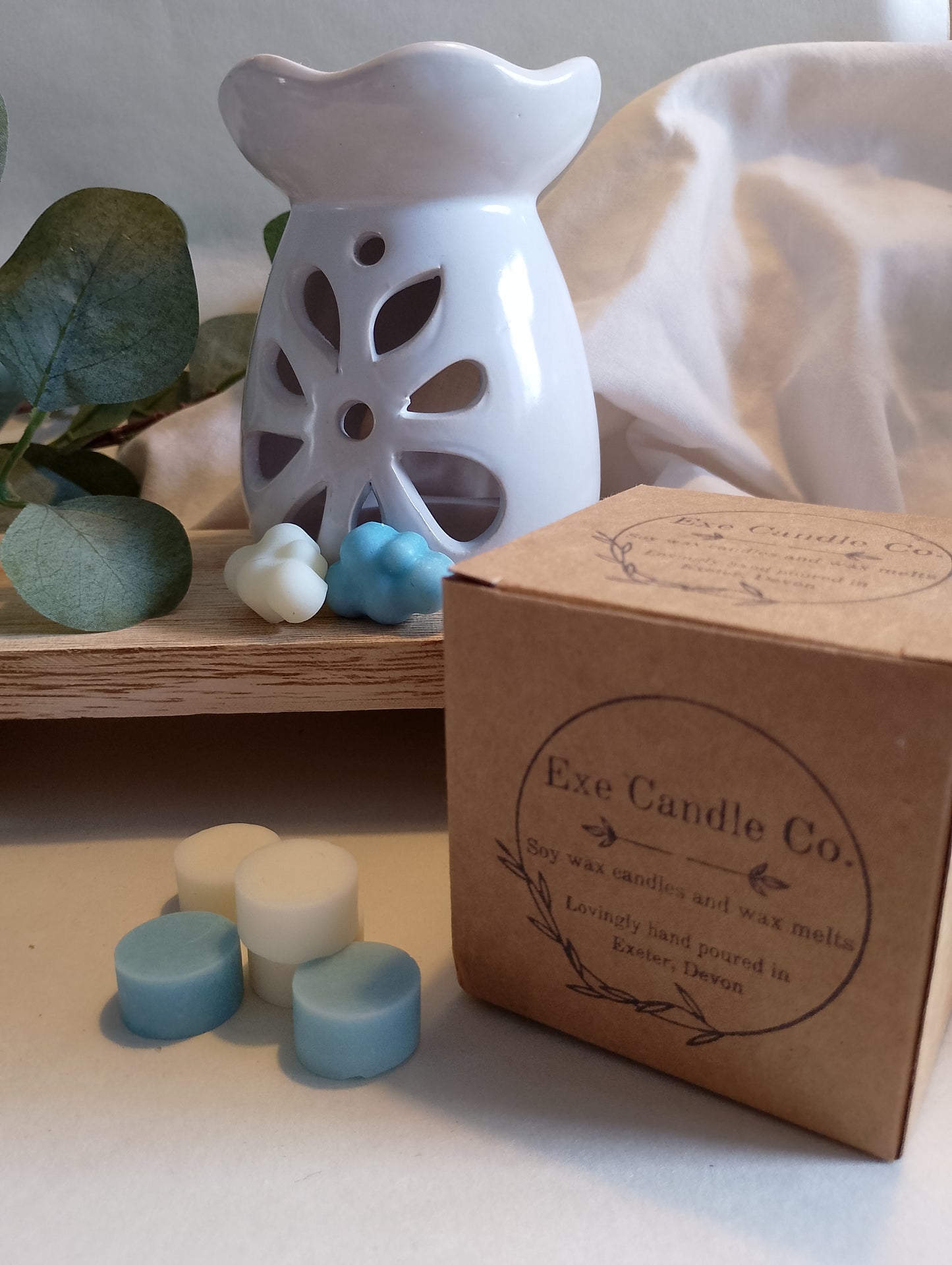 Uplift - Fresh Linen scented soy wax Candles and Wax Melts