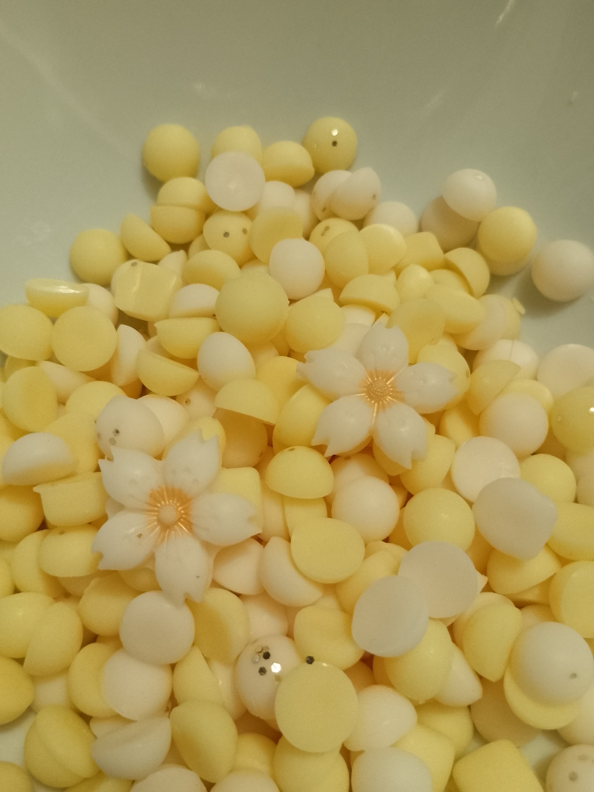 Daisy scented wax melts, yellow and white pattern, soy wax candles, perfume dupe fragrance oil